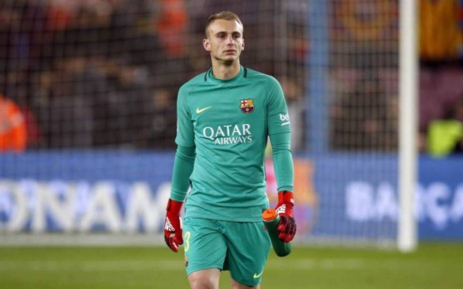 El Benfica está presionado más por el fichaje de Jasper Cillessen. 'Iminente', titula el diario A Bola en su portada de este miércoles. El fichaje del portero holandés del Barcelona podría hacerse en los próximos días. Su agente habría viajado a la capital portuguesa para intentar cerrar un acuerdo. El Barça quiere ingresar alrededor de 20 millones de euros por su salida.