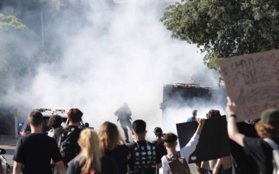 Las imágenes del violento desalojo en la capital estadounidense dieron la vuelta al mundo con defensores de los derechos humanos criticando las acciones de Trump para poner fin a las protestas.