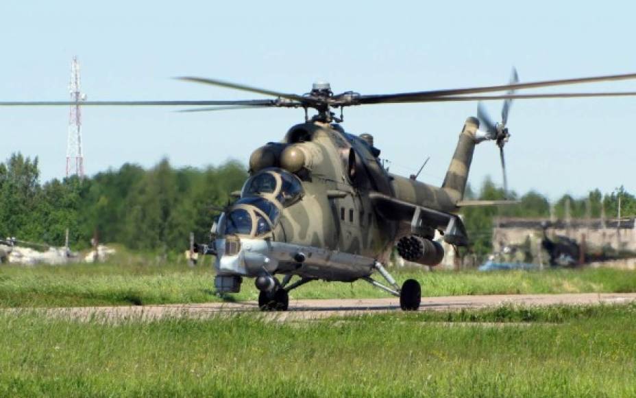 El MI 24 es un helicóptero artillado de ataque de gran tamaño y con baja capacidad para transporte de tropas. Es utilizado desde 1972 por la Fuerza Aérea Soviética. Los pilotos apodaron a este helicóptero como 'tanque volador'.