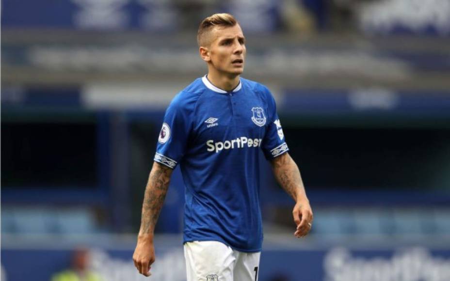 El lateral izquierdo del Everton, Lucas Digne, se encuentra en el punto de mira de Chelsea o Manchester City. Según ESPN el ex jugador del FC Barcelona sería una opción contemplada por los clubes citados.