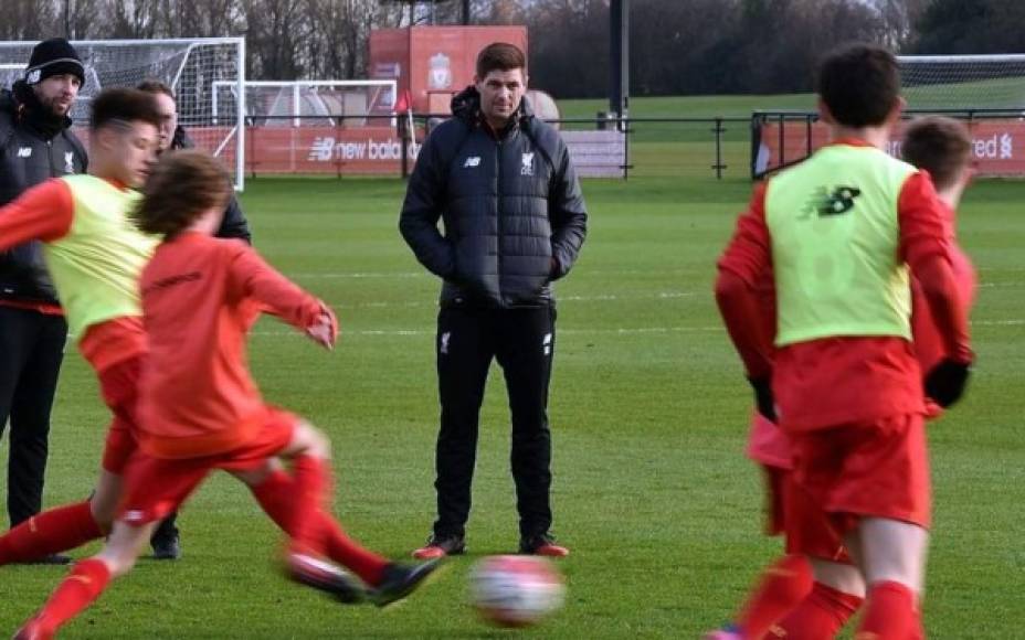 El Liverpool ha confirmado el nuevo rol que desempeñará Steven Gerrard dentro de la entidad. El ex capitán asumirá el cargo de entrenador del equipo Sub 18 a partir de este verano. “He aprendido mucho del staff técnico. Tras conversar con Alex Inglethorpe [director técnico de la Academia], pensamos que era el momento indicado para hacerme cargo de mi propio equipo.”, ha afirmado.