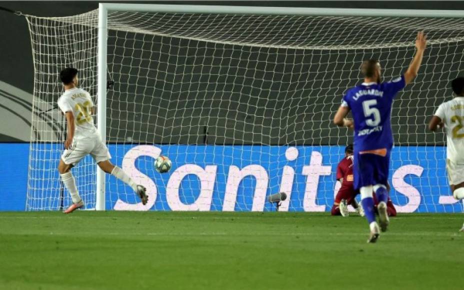 Marco Asensio solo tuvo que empujar el balón a las mallas tras la asistencia de Benzema para el 2-0 del Real Madrid.