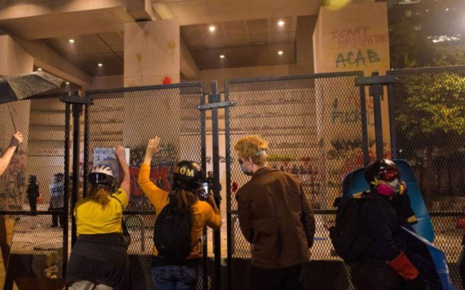 Sobre la 01H30 locales, los policías salieron de atrás de la cerca de protección y avanzaron por la calle en dirección a los manifestantes.