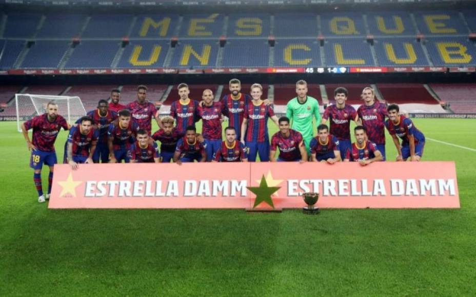 Los jugadores del Barcelona posando con el Trofeo Joan Gamper.