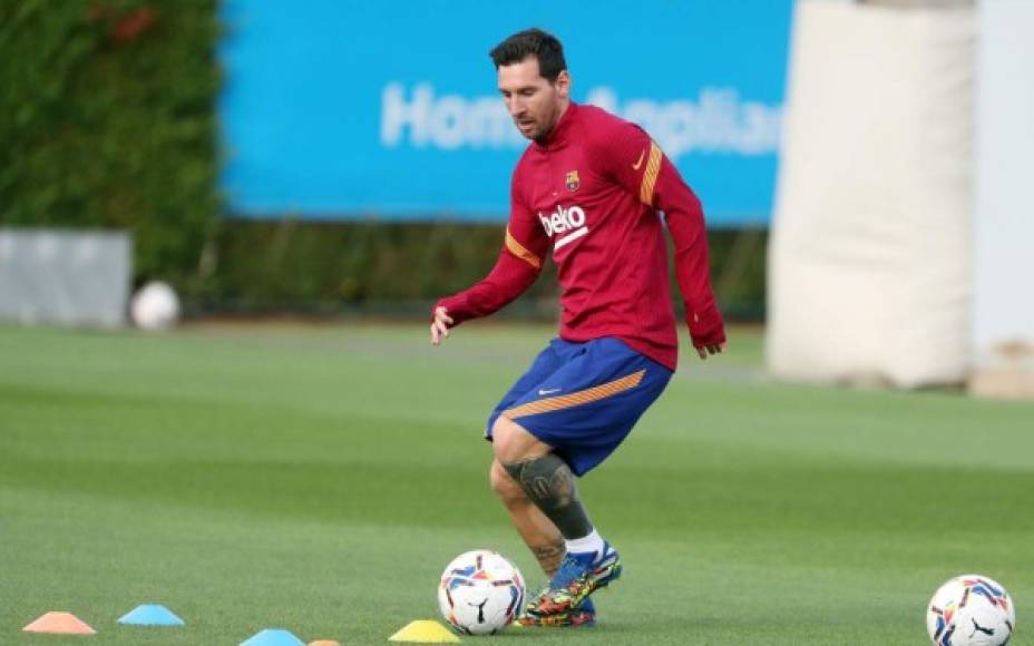 Lionel Messi se reincorporó al Barcelona y dio vuelta la página a su conflicto con el club catalán, al menos de forma momentánea. El rosarino volvió a vestirse de culé y, por primera vez, se puso a disposición de Ronald Koeman.<br/>