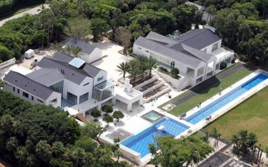 El golfista estadounidense Tiger Woods se autorregaló esta lujosa mansión ubicada en el estado de Florida. Un pequeño paraíso su casa.