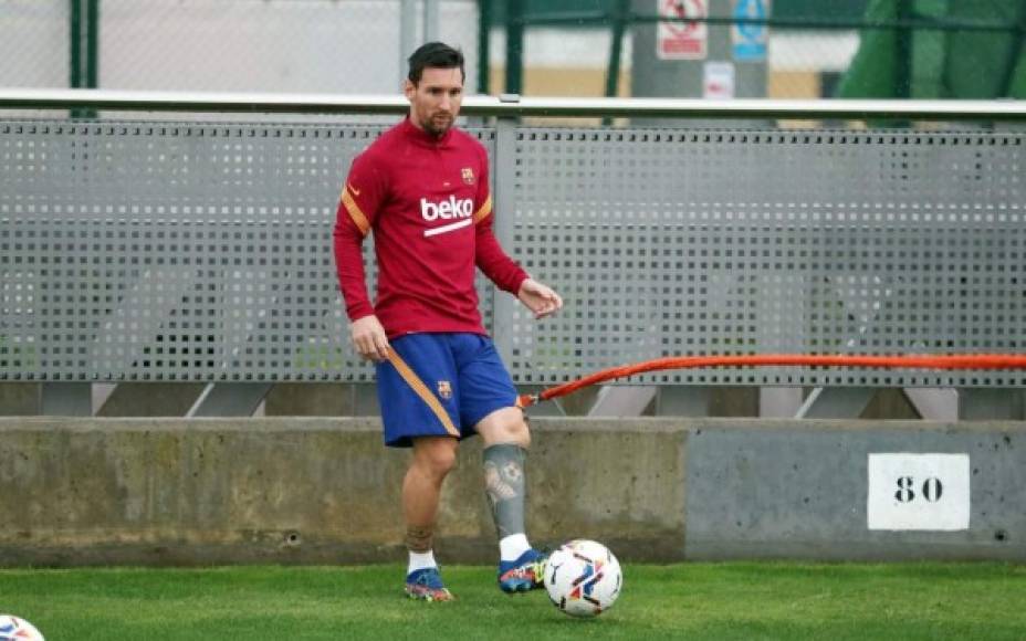 Messi se incorporó el lunes al equipo, tras su infructuoso intento de abandonar el Barça, ejercitándose al margen del club durante dos días siguiendo el protocolo de la Liga a la espera de sus resultados de las pruebas de COVID-19 que dieron negativas. Ahora ya trabaja con el grupo.