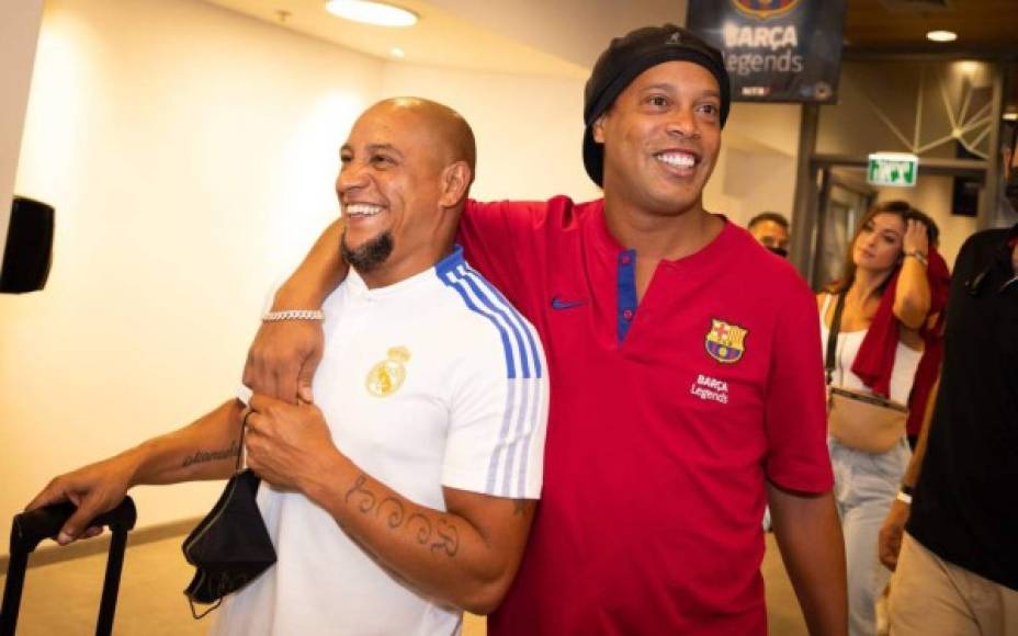 El reencuentro de dos grandes amigos después de un buen tiempo. Ronaldinho y Roberto Carlos, muchos clásicos jugados.