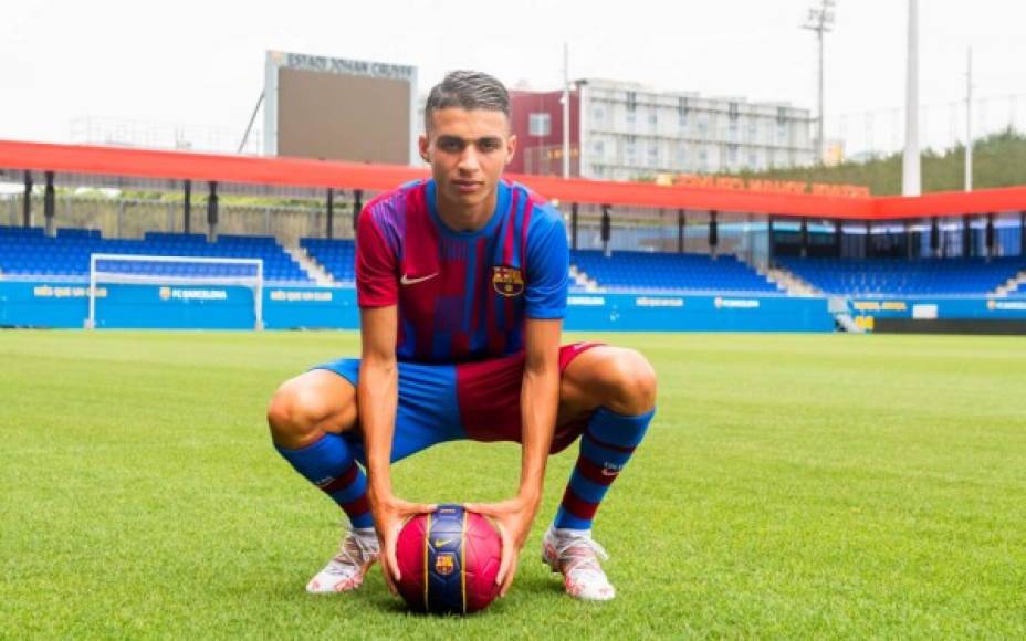 Kays Ruiz es nuevo jugador del FC Barcelona. El atacante franco-marroquí de 18 años llega libre tras acabar su contrato con el PSG y ha firmado por tres temporadas, hasta el 30 de junio 2024, más dos opcionales, según ha informado el club catalán. Foto Barcelona Twitter.