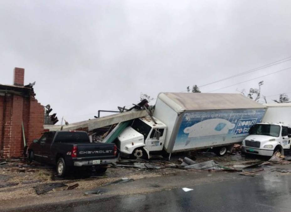 El catastrófico huracán Michael tocó tierra esta mañana en el norte de Florida con vientos de 250 km/hora y fuertes lluvias que ya comenzaron a causar los primeros estragos en las ciudades costeras de ese Estado.