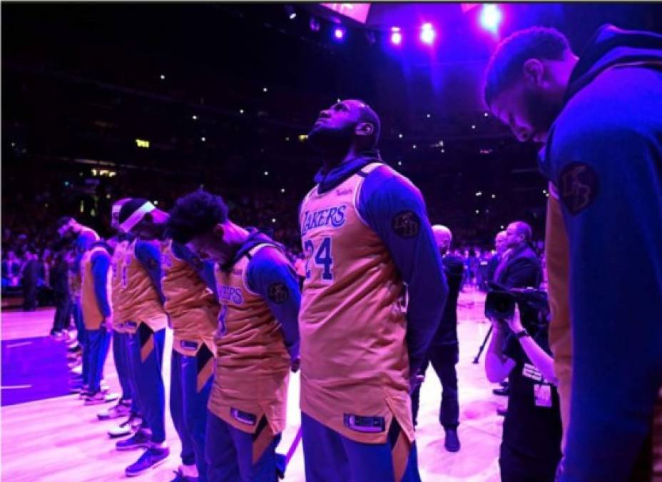 Lebron James también rompió a llorar cuando se entonó el himno nacional de Estados Unidos.