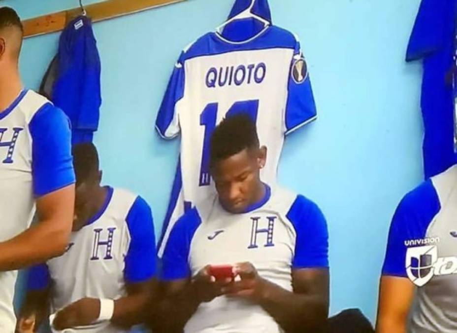 Romell Quioto causó malestar e indignó a muchos luego de ser captado así, viendo el celular en el camerino, minutos antes de salir al campo para afrontar el partido contra Jamaica. En el juego, el delantero se perdió un gol cantado.