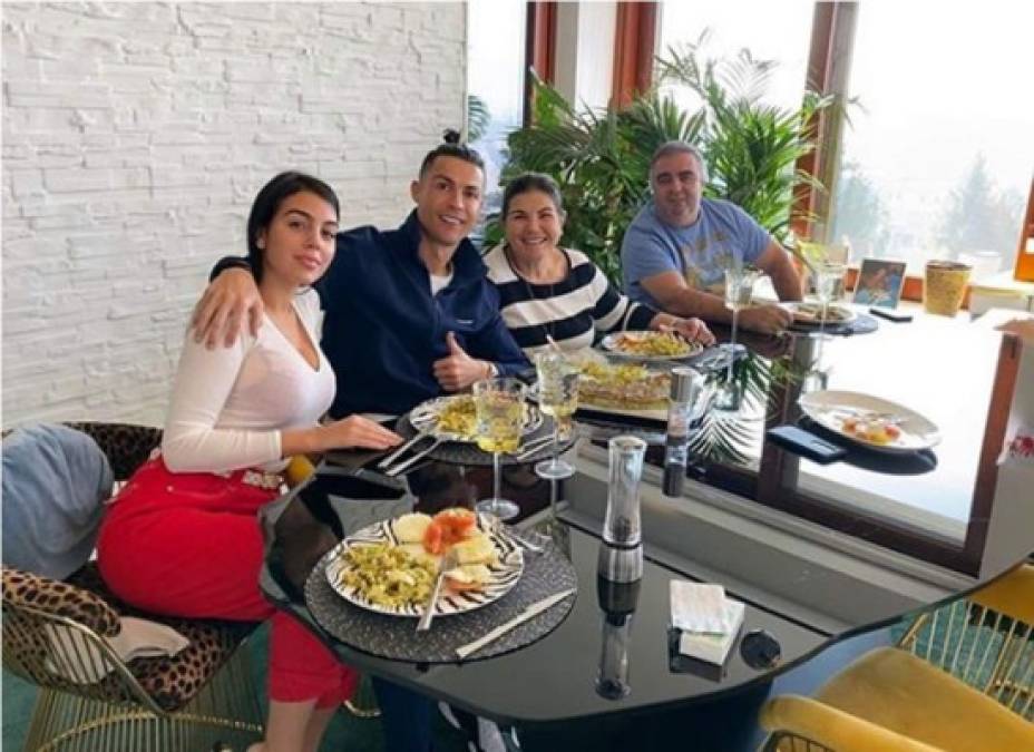 Cristiano Ronaldo, delantero portugués de la Juventus, celebró el Día de San Valentín con su familia. Georgina Rodríguez, siempre hermosa.