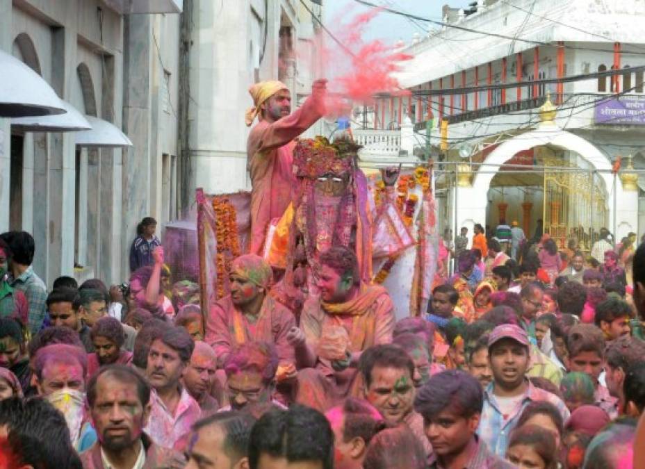 Con la llegada de la primavera, en todo el país se celebra el Holi, la fiesta de los colores. La gente se lanza pigmentos de color en una alegre algarabía, que alcanza su apogeo el viernes, día festivo.