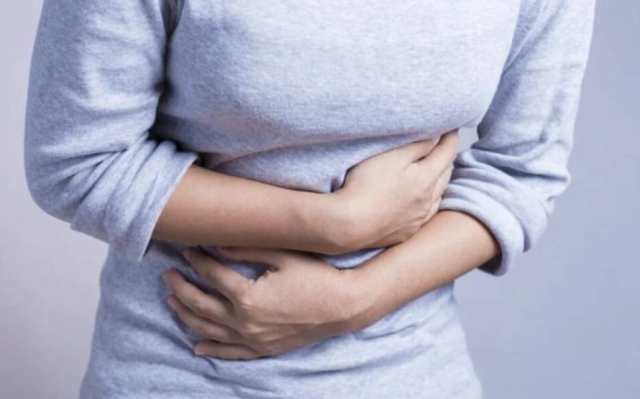 Otro de los nuevos posibles síntomas es el dolor abdominal. El estudio señala que tales indicios pueden ser una característica del nuevo coronavirus.