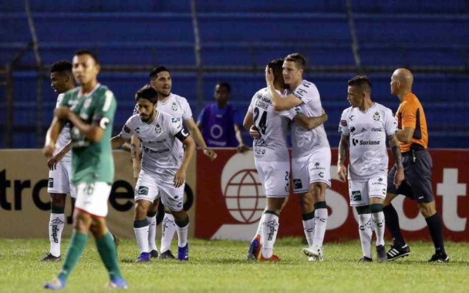 Los jugadores del Santos celebrando el sexto gol marcado por su figura Julio Furch.