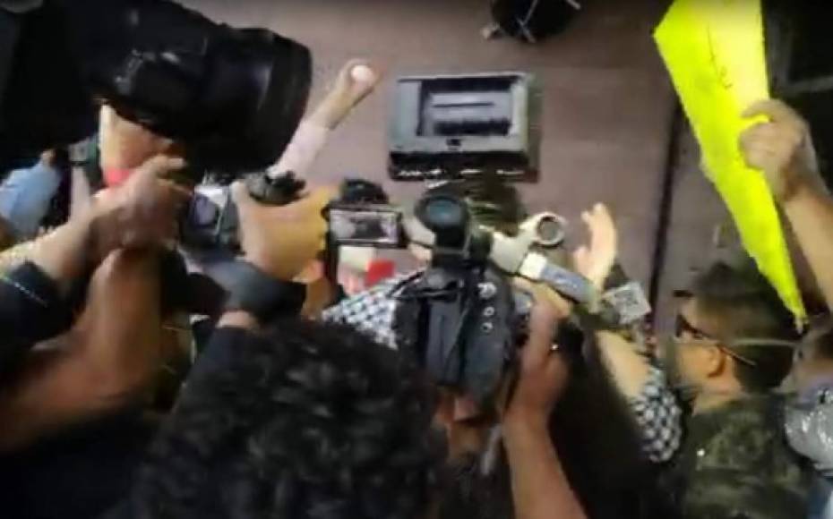 Una mano con un huevo sobresale entre las cámaras y micrófonos de los periodistas. Este fue el segundo 'huevazo' que recibió Marco Bográn.