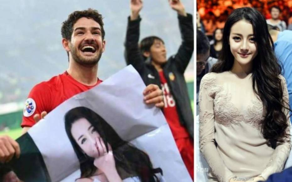 El delantero brasileño Alexandre Pato celebró la victoria de su equipo, el Tianjin Quanjian, en la Liga de Campeones asiática enseñando un poster de Dilraba Dilmurat, de la que había dicho que era 'la más bella' actriz china.