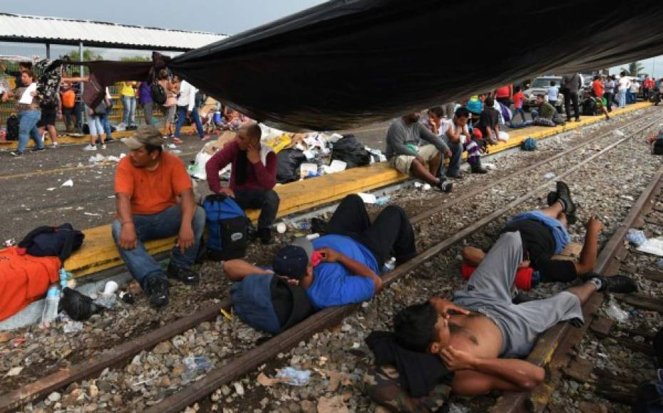 Gran parte de la primera caravana que salió el 13 de octubre, hace casi diez días de San Pedro Sula en Honduras, logró ingresar a México ilegalmente.