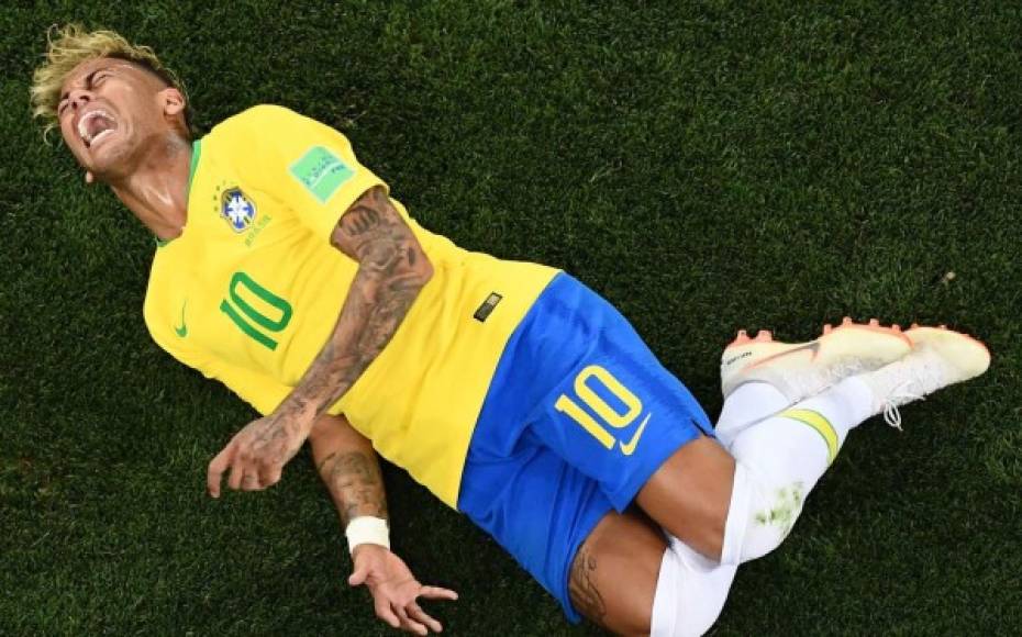 Neymar se quejó durante todo el encuentro de faltas que recibió por parte de Suiza.