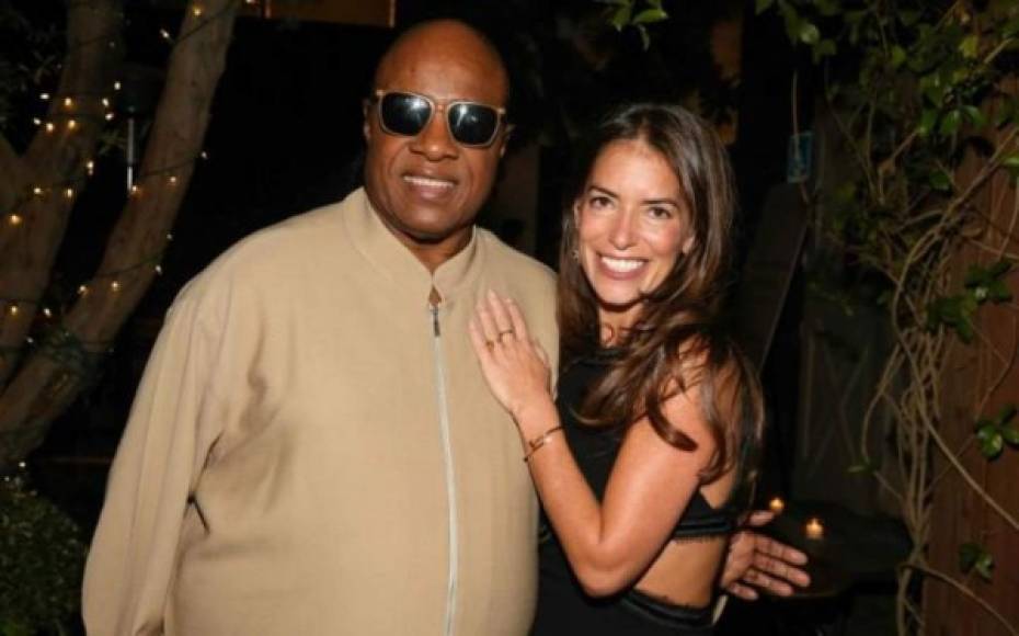 Stevie Wonder solicitó el divorcio tras 11 años de matrimonio con su esposa, Kai Millard Morris, y fue Laura Wasser (en la foto) quien lo defendió en este proceso.