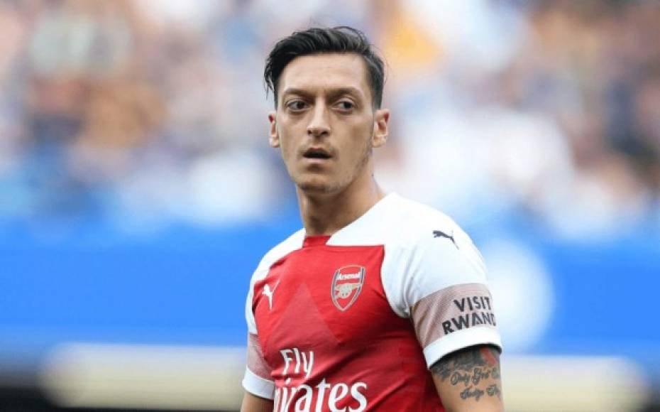 En Inglaterra el medio Sunday Express informa que los representantes del jugador Mesut Özil han viajado a Whashington para conversar sobre la posible salida del alemán del Arsenal. El club DC United de la MLS quiere al jugador de 30 años para reemplazar a Wayne Rooney.