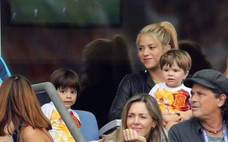 Shakira y sus hijos estuvieron bien acompañados por el cantante colombiano, Carlos Vives y su esposa, Claudia Helena Vásquez.