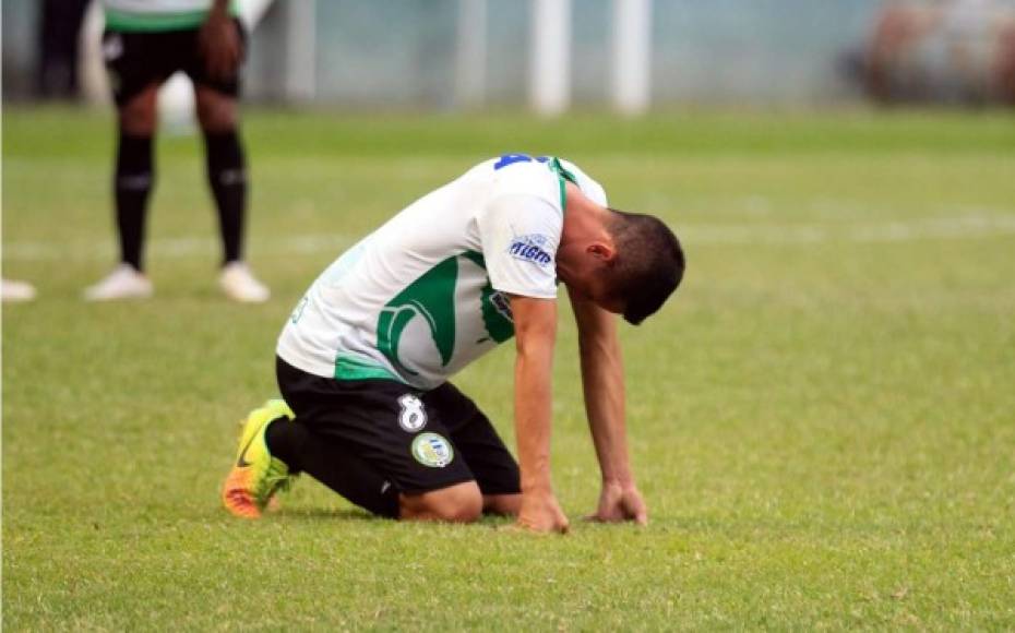Los jugadores del Juticalpa FC terminaron abatidos por la dura derrota en casa.