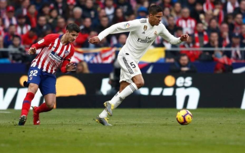 Sin embargo, Varane no está del todo a gusto en Real Madrid y hace unos días atrás se mencionó que pidió irse del club blanco. Equipos como Manchester United y PSG lo pretenden.