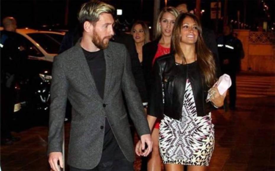 Siempre sonriente, así llegó Antonella Roccuzzo de la mano de Lionel Messi.