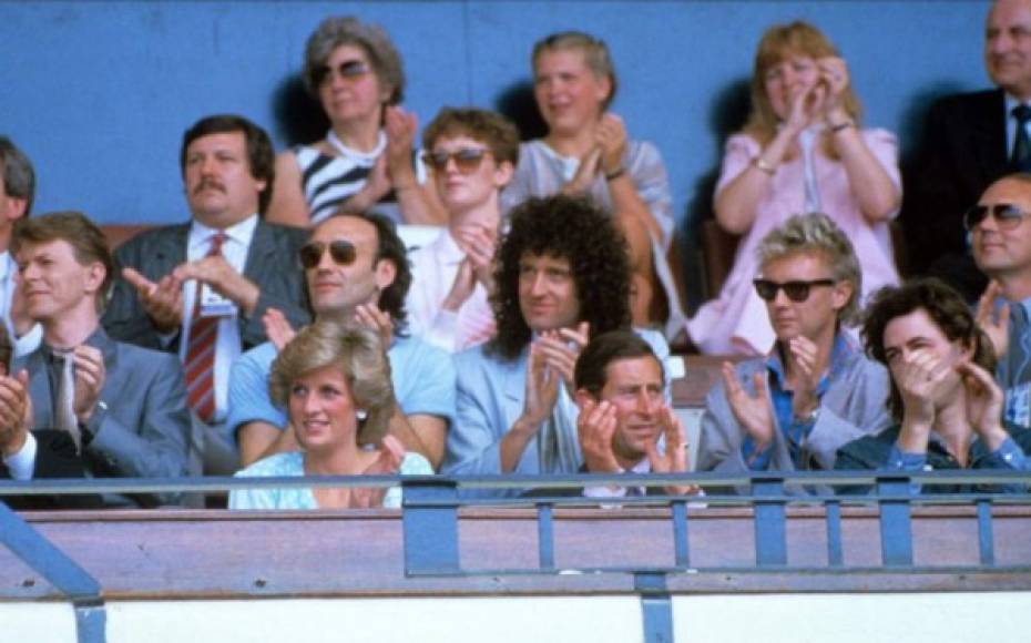 Pero en la cinta nunca veremos esto. La única aparición de Diana es un breve cameo de ella y el príncipe Carlos tomando asiento en el palco en Wembley, desde donde disfrutaron el concierto Live Aid en 1985.
