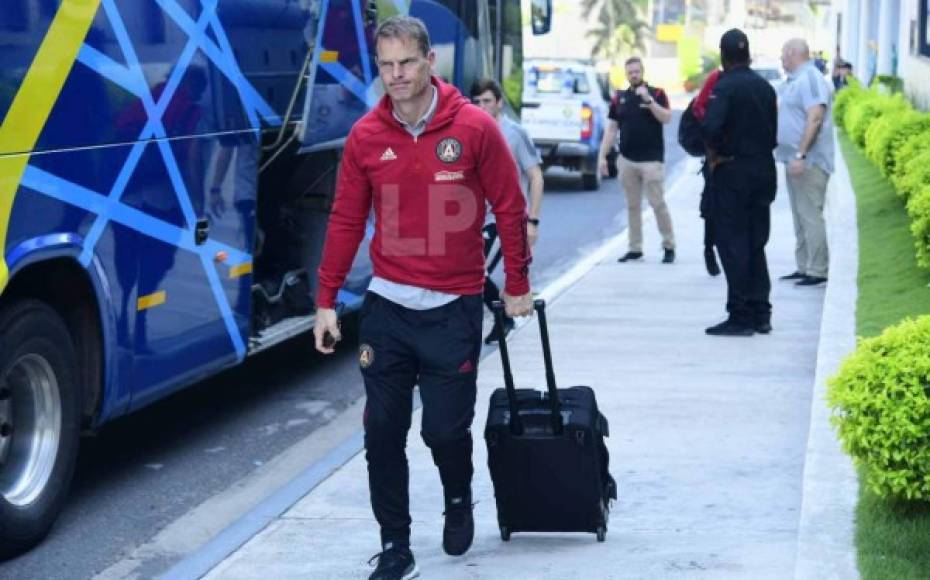 El holandés Frank de Boer es el entrenador del Atlanta United y se mostró con un semblante serio al ver la prensa deportiva. En su etapa como futbolista destacó en el FC Barcelona.