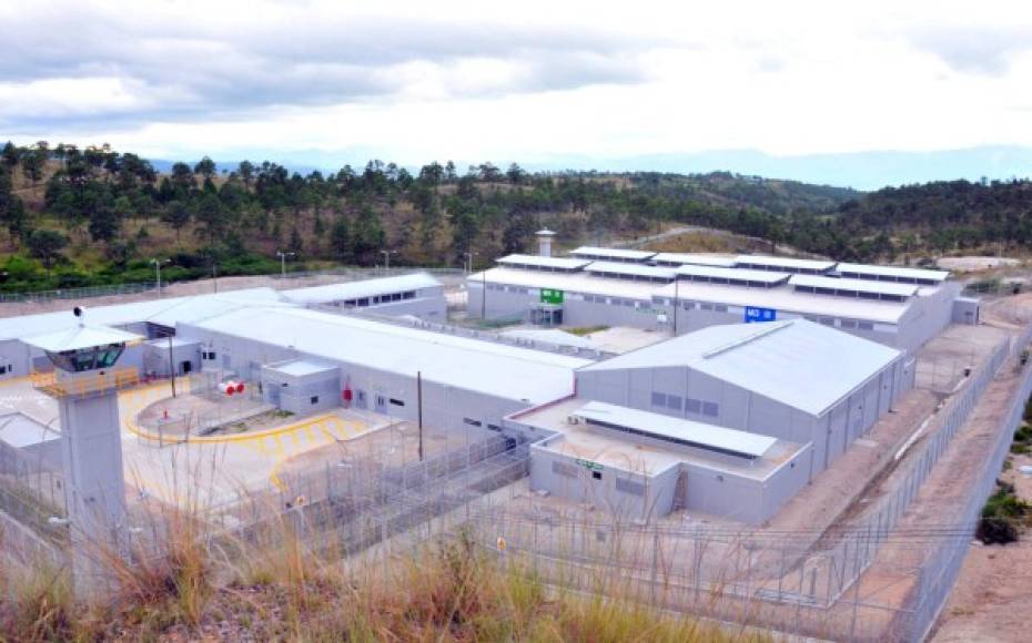 La Tolva tiene 24 edificios diseñados para albergar las oficinas administrativas, habitaciones para los agentes penitenciarios y ocho módulos carcelarios: cuatro para reos de media seguridad y cuatro de mínima seguridad.<br/>