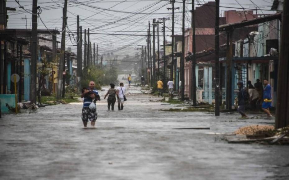 El centro de Cuba amaneció con los estragos causados por los vientos huracanados, de entre 160 y 190 kilómetros por hora.