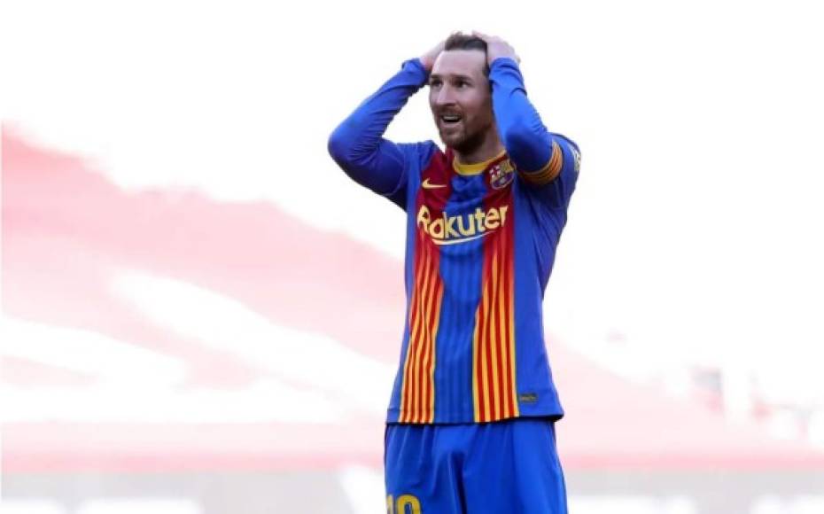 Messi se lamenta por su defectuoso tiro libre.