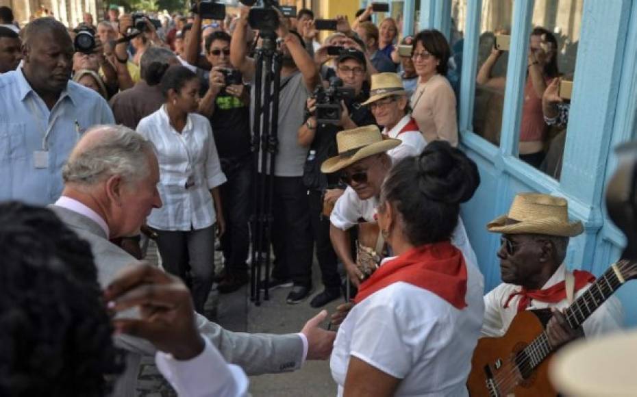 Carlos y Camila iniciaron el domingo la primera visita oficial de la familia real británica a la isla socialista colocando ofrendas florales ante el monumento del héroe nacional José Martí.