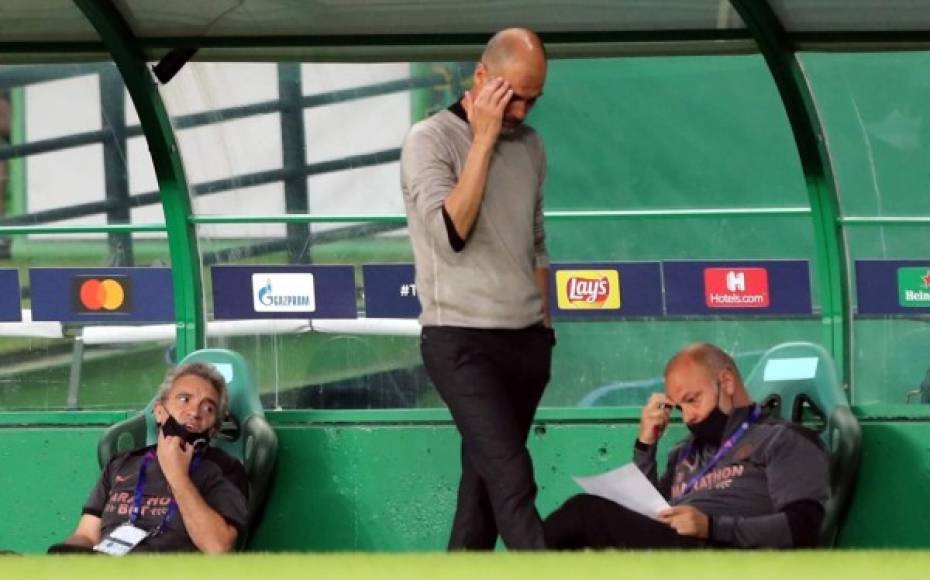 Pep Guardiola no sabía que hacer desde el banquillo. Así se lamentaba el entrenador del Manchester City.