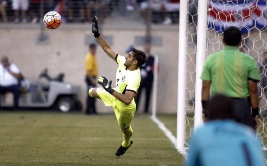 El arquero Jaime Penedo tapa el último penal con el que clasificó Panamá a las semifinales de la Copa Oro. Foto EFE