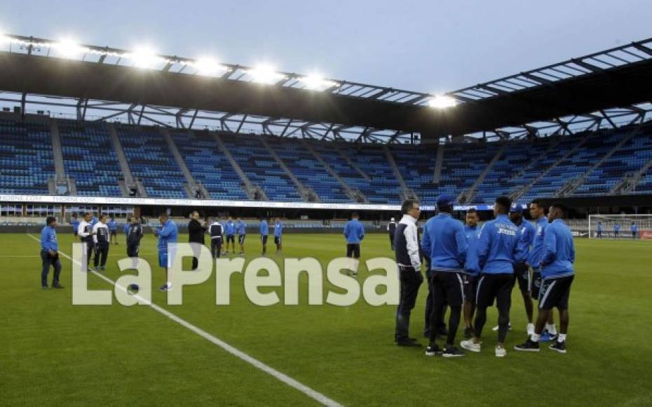 Los jugadores de la Bicolor realizaron el reconocimiento en horas de la noche.