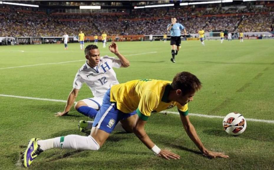 Arnold Peralta fue un dolor de cabeza para Neymar.