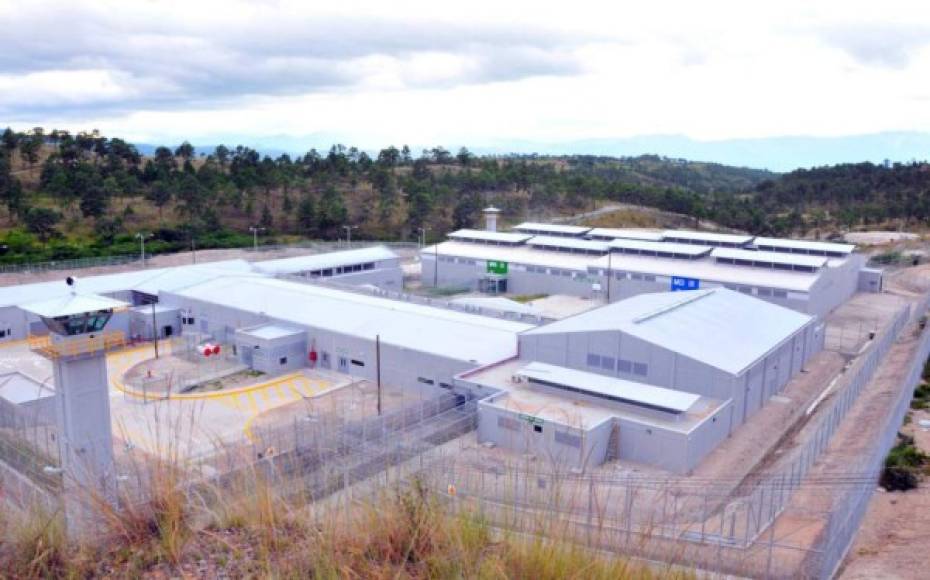 Este presidio posee una única entrada frente a la carretera que conduce hacia Danlí. Por ahí ingresarán abogados, reos, autoridades y visitas que porten carnet emitido por el INP.