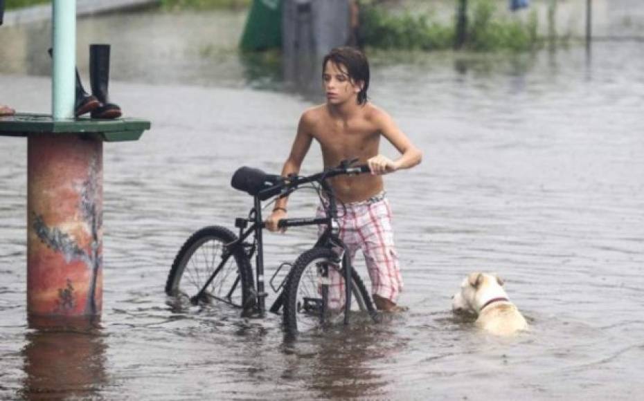 El gobernador de Florida, Rick Scott, que declaró el estado de emergencia en 56 condados hasta el sábado, instó a los floridanos residentes en el norte del estado a que no bajen la guardia y estén alerta por potenciales inundaciones y precipitaciones.