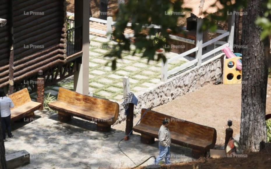 La casa embargada tiene un bar, terraza, piscina y área de recreación.