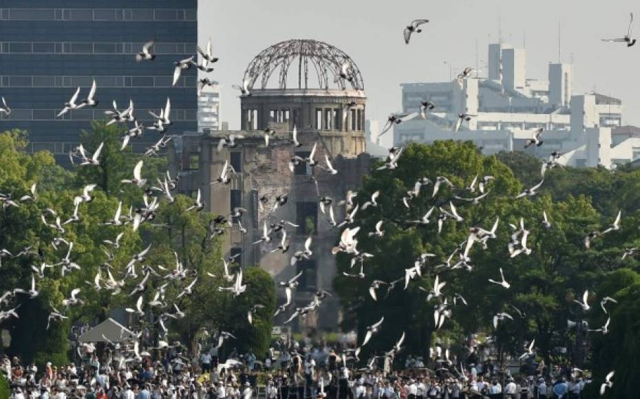 Miles de personas rindieron homenaje a los cientos de miles fallecidos durante el primer ataque nuclear de la historia.