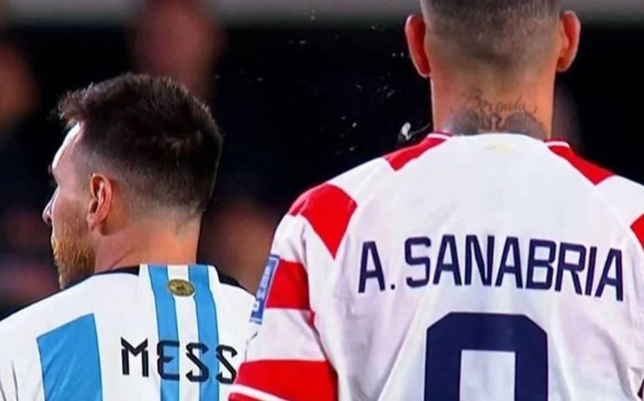 El guaraní mostró su descontento con la actitud del capitán argentino y esperó a que este se diera la vuelta para escupirlo por la espalda. La televisión argentina captó el lamentable momento.