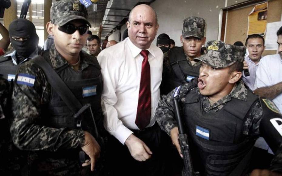 Rodolfo Padilla Sunseri, del Partido Liberal, fue alcalde de San Pedro Sula de 2006 hasta junio de 2009. Se encuentra prófugo de la justicia, ya que se le supone responsable de 87 delitos de abuso de autoridad y uno de malversación de caudales públicos.