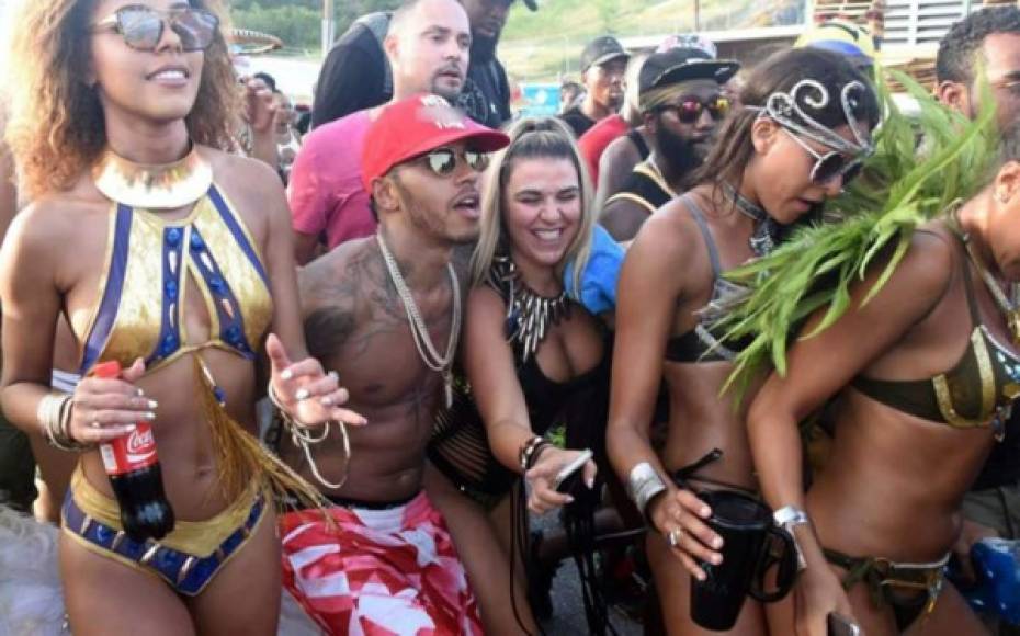 Lewis Hamilton también disfrutó del carnaval de Barbados y estuvo bien acompañado.
