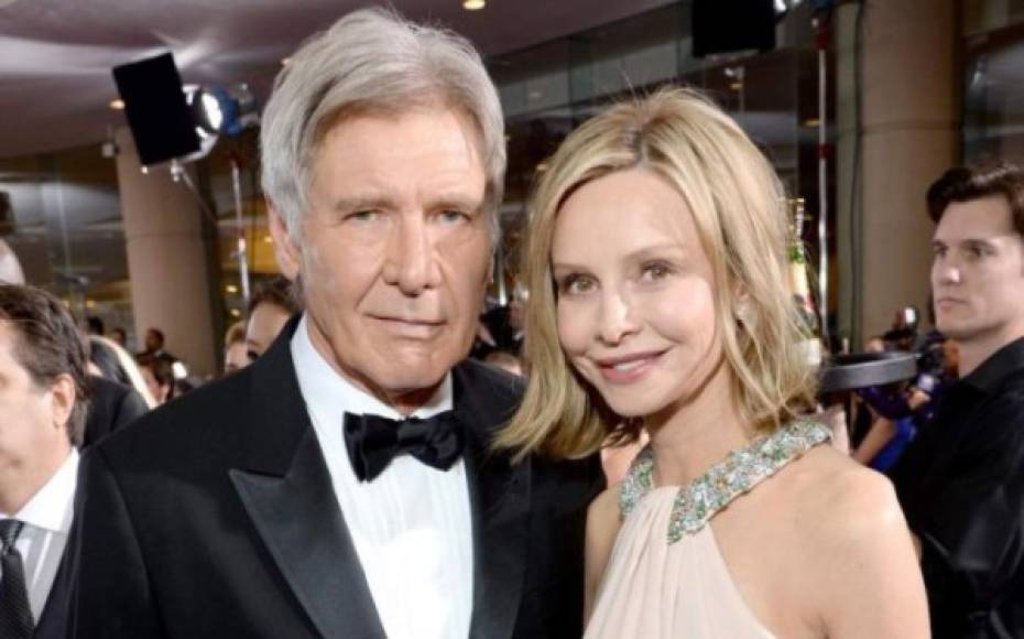 El actor estadounidense Harrison Ford tiene 75 años de edad, su esposa Calista Flockhart cumplió 52 años.