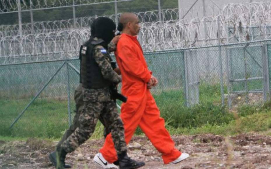 Un líder de la pandilla 18 cuando llegaba a la cárcel 'El Pozo'.