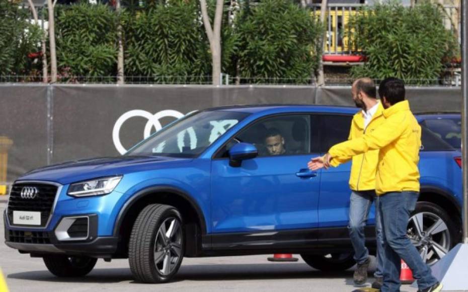 El brasileño Neymar a optado por un espectacular Audi RS 7 en color azul.